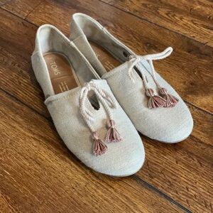TOMS Women's Classic Rose Gold Slip-On Shoes with Tassels sz8.5
